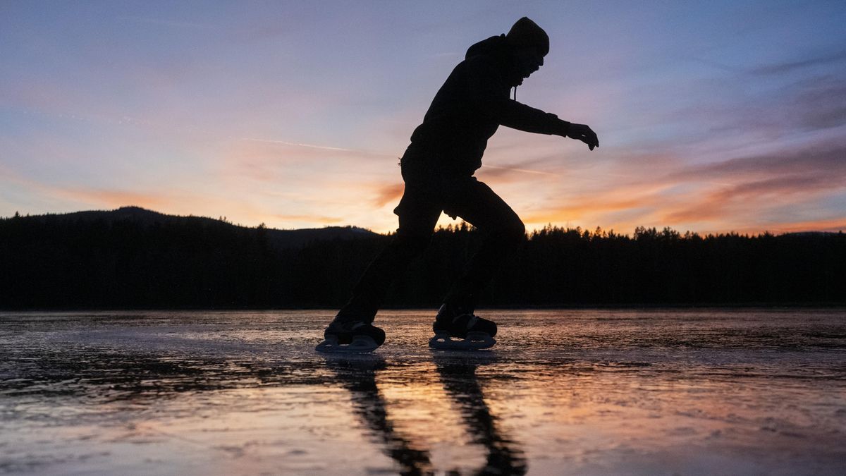 FOTO: Nejodvážnější bruslaři se vydali na Lipno. Led má však tloušťku jen několik centimetrů