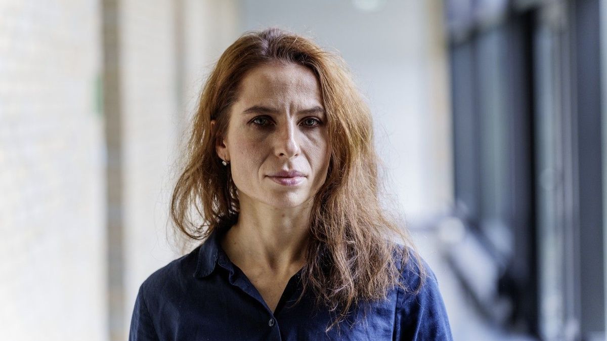 Udělala búú a vyplázla jazyk. Moderátorka německého veřejnoprávního rádia rasisticky útočila na hosta