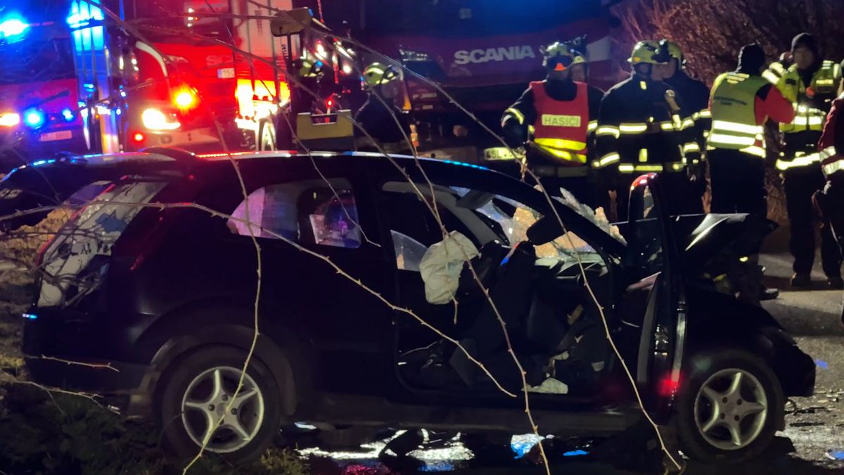 Tragická nehoda autobusu a osobního vozu na Kolínsku, řidič auta nepřežil