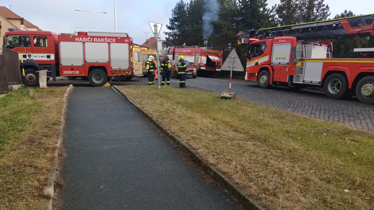 Žhavý popel vysypali do plastové popelnice. Lidé z Moravského Krumlova málem přišli o všechno