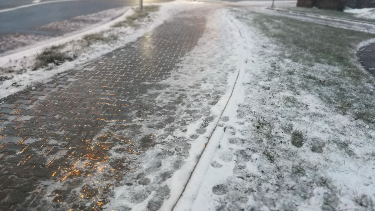 Dvě silnice na Děčínsku jsou kvůli ledovce uzavřené, byly nebezpečné i pro sypače