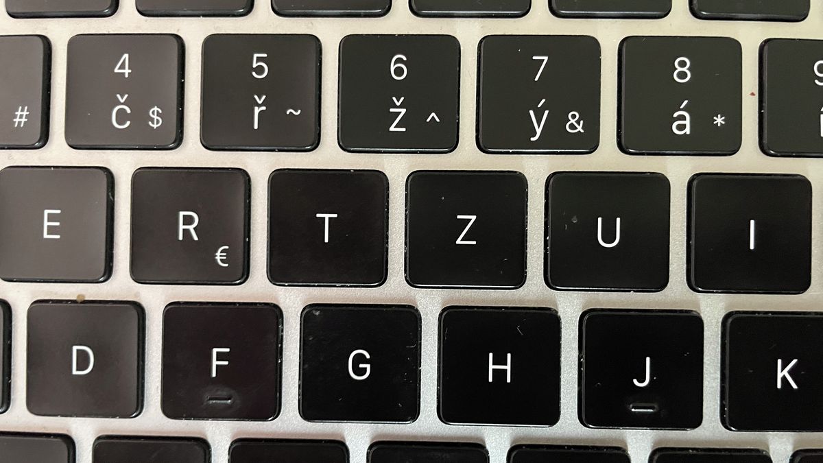 Podvodník se na seznamce vydával za dívku a z důvěřivců vylákal statisíce. Policie ho dopadla