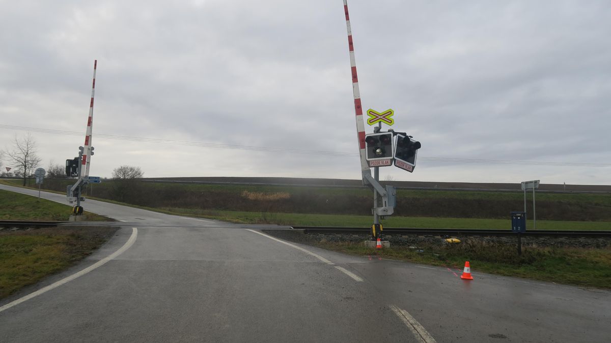 Na Šumpersku vjel řidič na přejezd zřejmě i přes varovný signál. Narazil do něj vlak