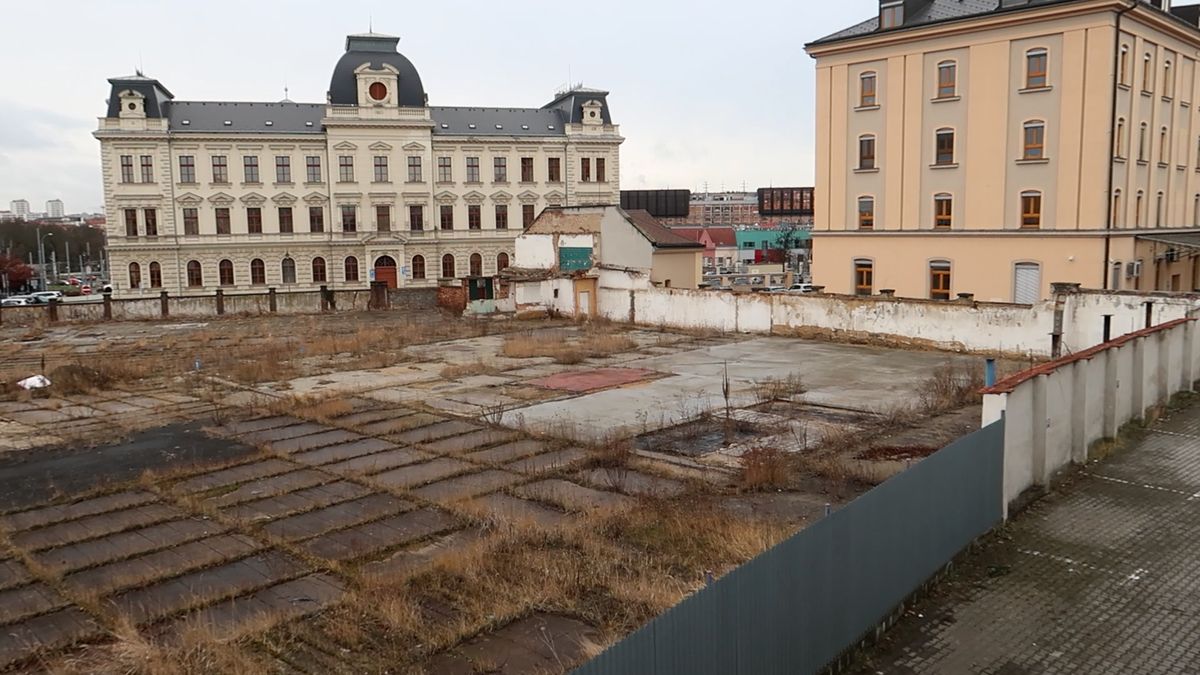 Covid zamíchal kartami. Proluku v centru Plzně zaplní místo kanceláří byty