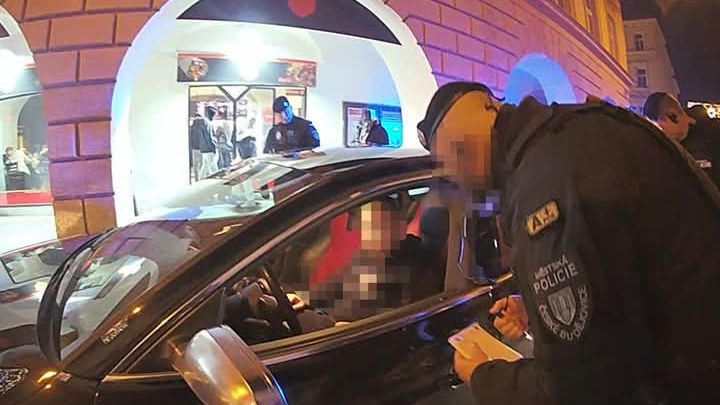 Mladík v Českých Budějovicích nasadil na auto výstražná světla a hrál si na záchranáře