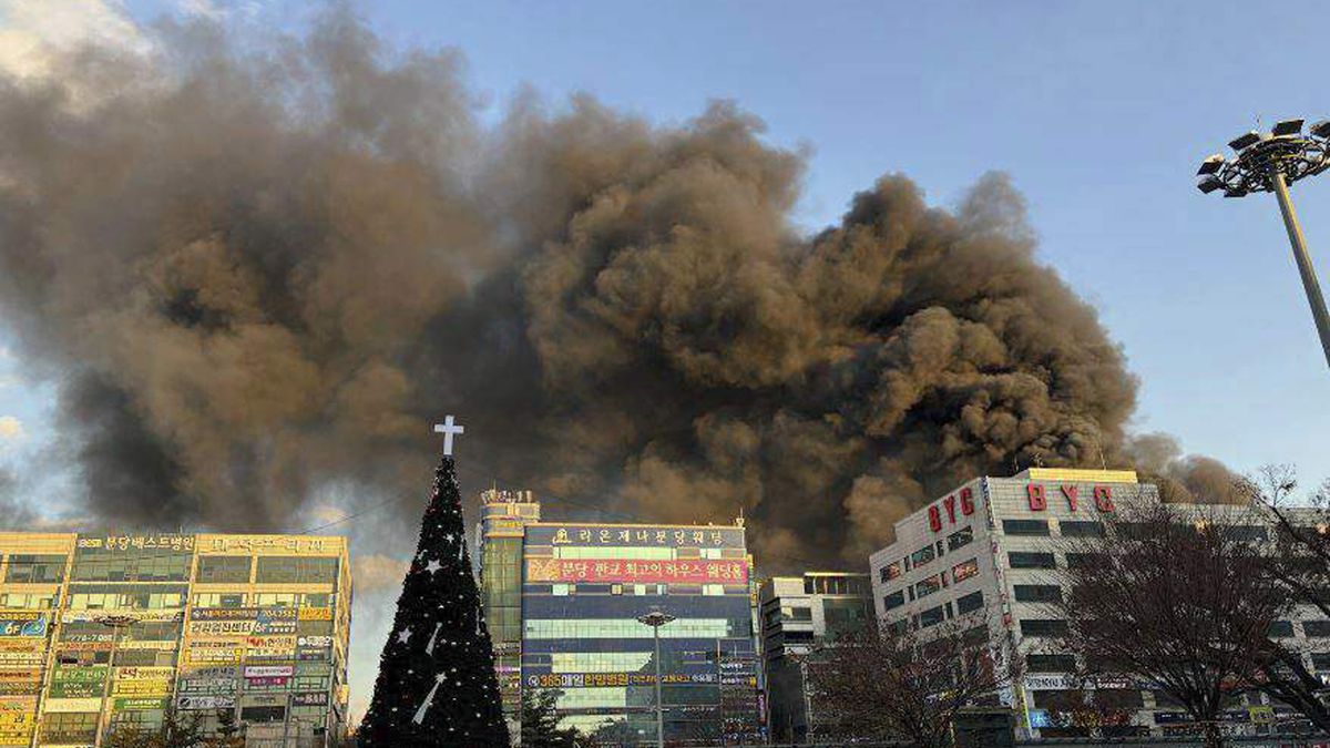 Výškovou budovu v Jižní Koreji zachvátil požár, uvnitř jsou lidé