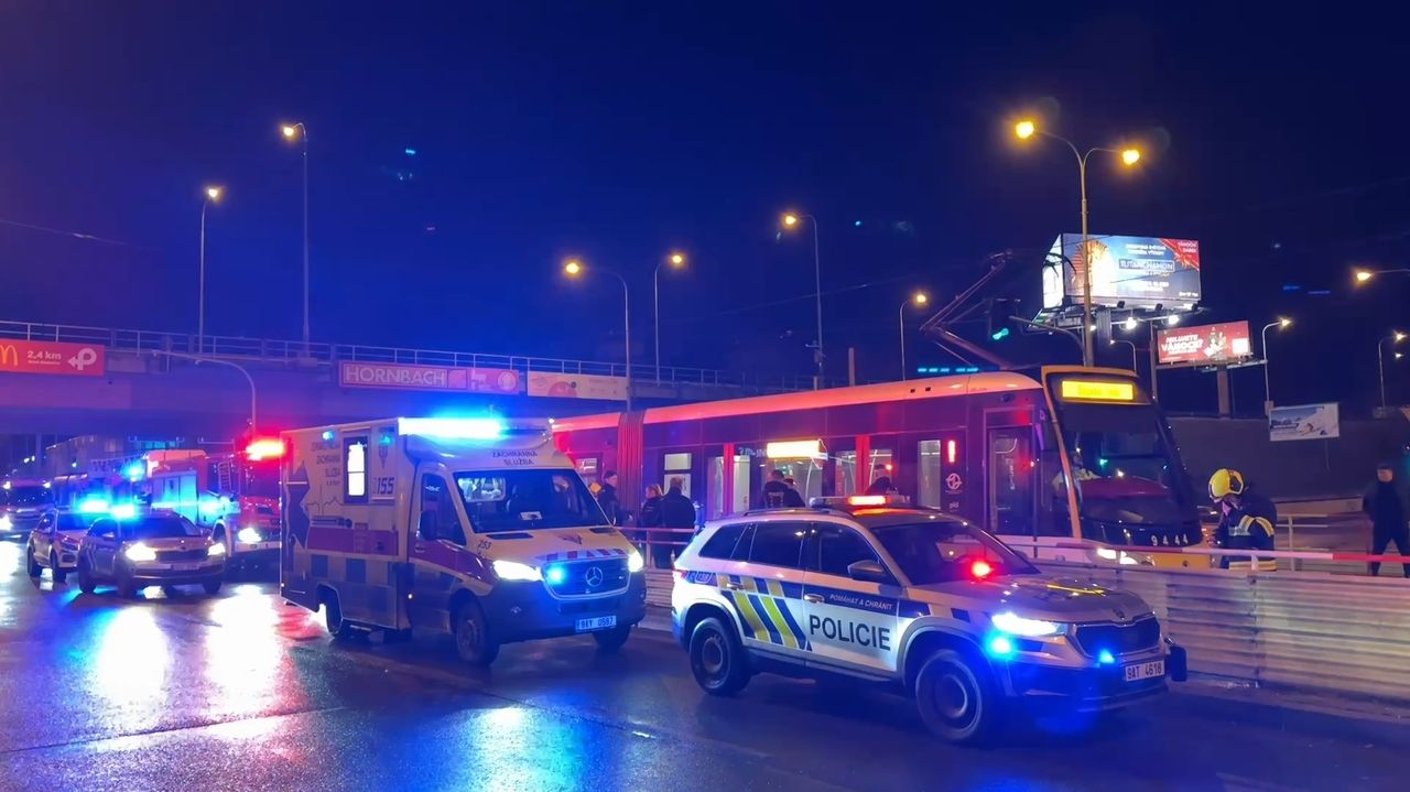 Muže na přechodu v Praze srazila tramvaj, první pomoc poskytli hasiči na cestě od požáru | Stream