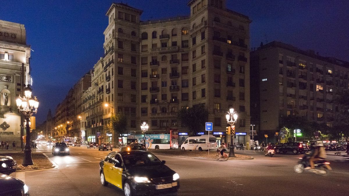 Za jízdu na elektrokoloběžce po chodníku bude hrozit v Barceloně pokuta 12 500
