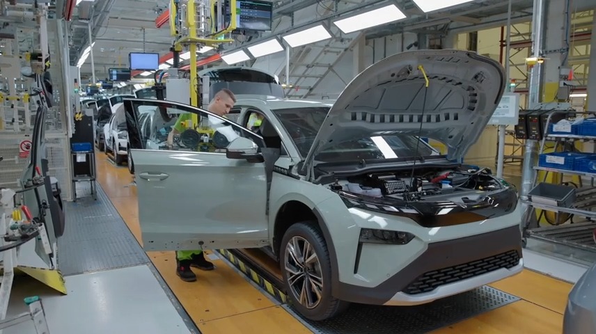 Vyplatí se elektromobil, nebo spalovací motor? Záleží na tom, kde řidič nabíjí