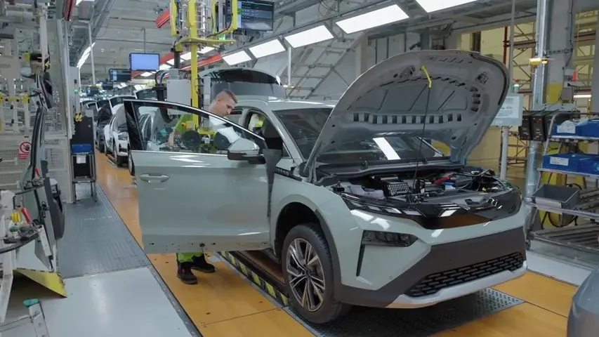 Vyplatí se elektromobil, nebo spalovací motor? Záleží na tom, kde řidič nabíjí