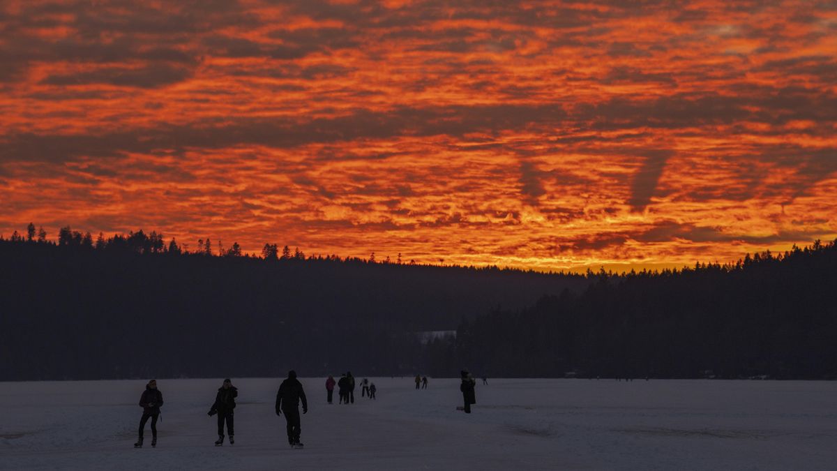 FOTO: Lipno se proměnilo na obrovský bruslařský ovál