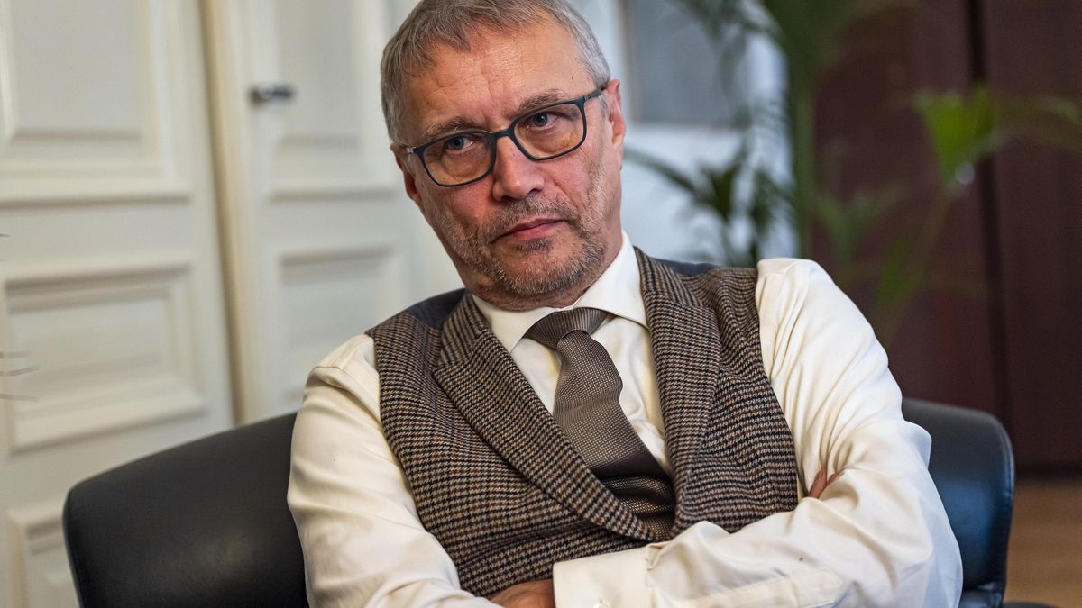 Ministr Dvořák podstoupil akutní operaci