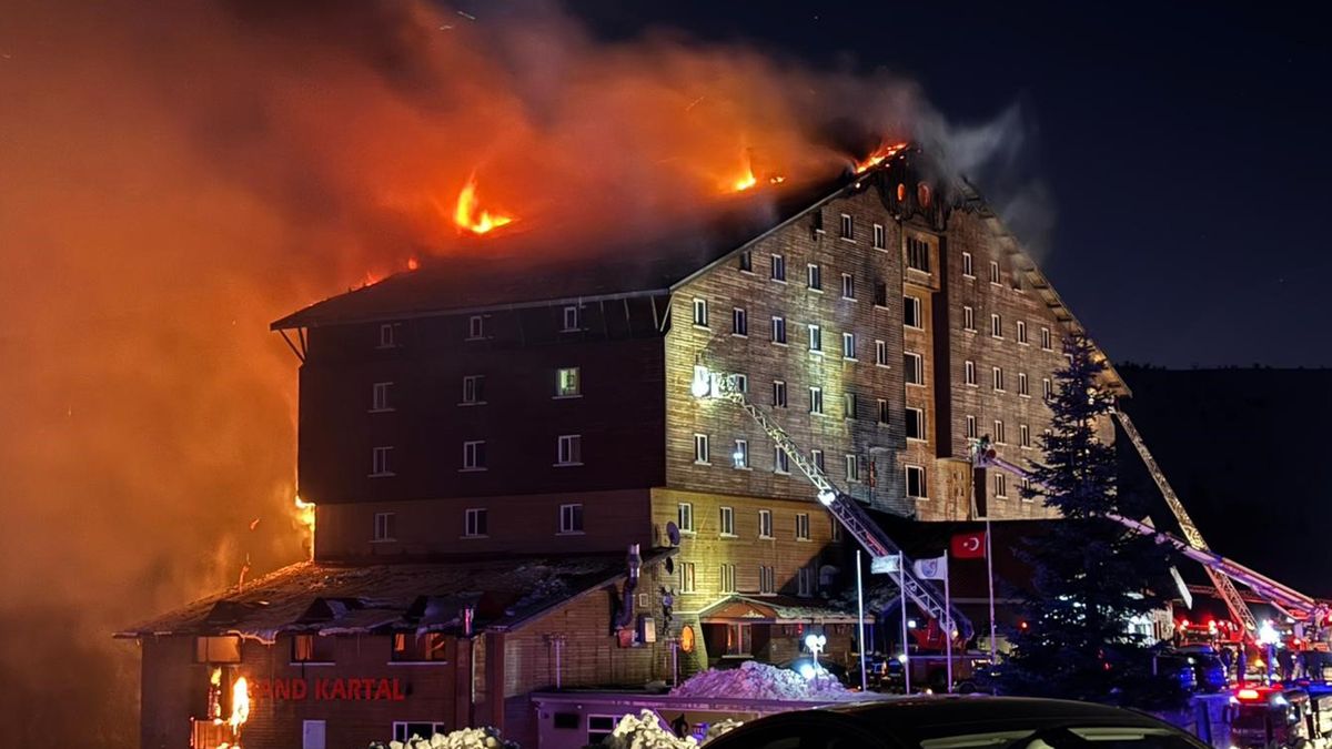 Tragédie v tureckém lyžařském středisku: Požár si už vyžádal 76 obětí