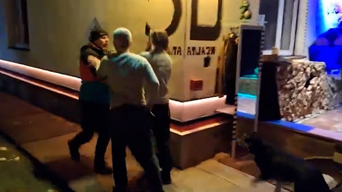 Vůdce sekty z Plas míří k soudu. Na ulici zbil muže klackem a vyhrožoval šéfce přestupkové komise