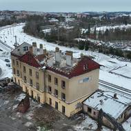 Záběr z dronu na bývalou nádražní budovu stanice Jihlava město na začátku demolice.