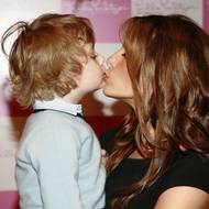 V roce 2008 se synem Barronem ve slavném hračkářství FAO Schwartz v New Yorku