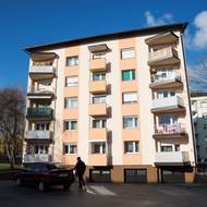 Dům ve slovinské Sevnici, kde Melania vyrůstala. Město má jen něco málo přes čtyři tisíce obyvatel. Narodila se 26.4. 1970.