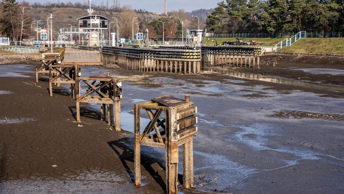 FOTO: Plavební kanál Troja je kvůli opatřením proti velké vodě na suchu