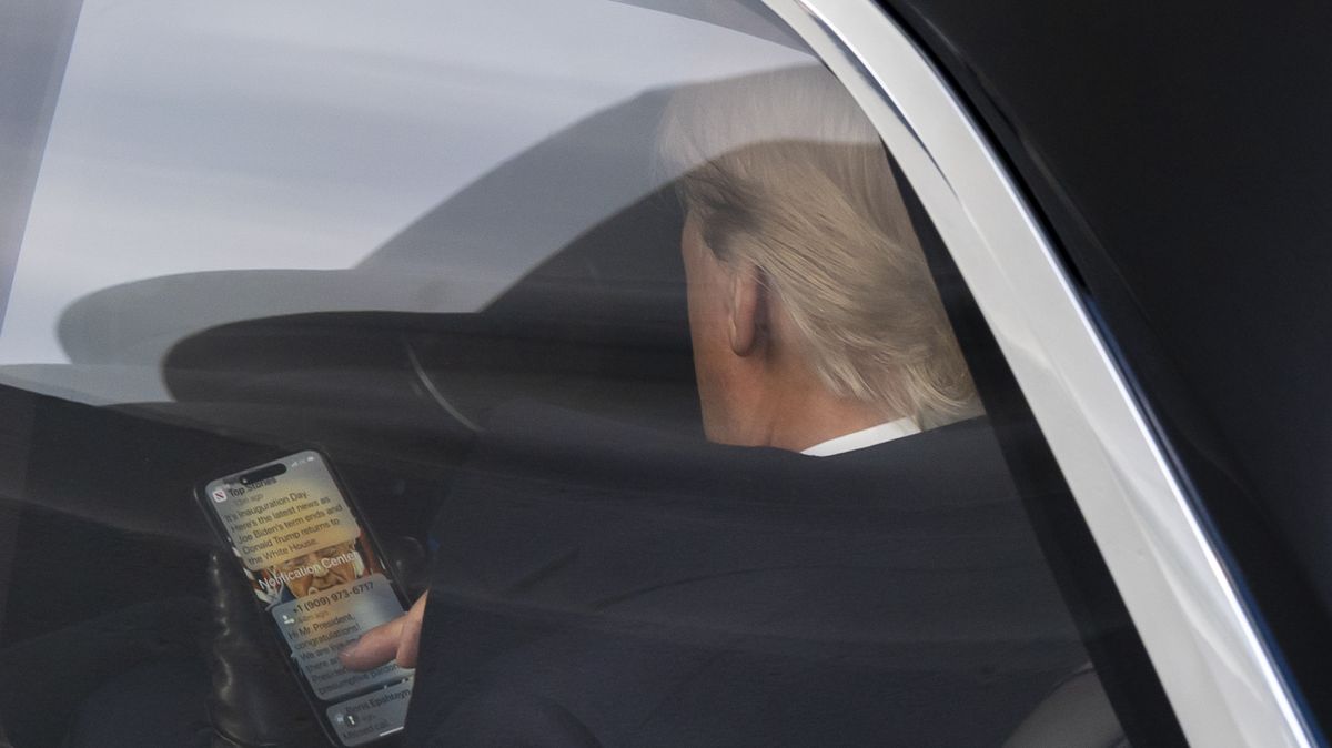 Mobil na Trumpa má kdekdo, zvedá i hovory z neznámých čísel. Poradci už to s ním vzdali