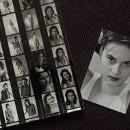 Slovinský fotograf Stane Jerko Melanii pro modeling objevil. Na snímku jsou jeho kontakty a jedna fotografie ze zkušebního focení tehdy sedmnáctileté Melanie Knavsové.