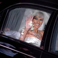 Svatba snů. Melania Knavsová si Donalda Trumpa vzala v roce 2005. Znali se ovšem už velmi dlouho, potkali se v září 1998 na večírku módního týdne Fashion Week a o rok později se jejich vztah stal veřejně známým. Na snímku Melania už jako paní Trumpová mává na cestě z obřadu.