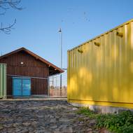 Doprovodné stavby z repasovaných kontejnerů skvěle odpovídají charakteru místa.