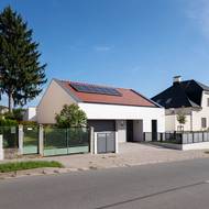 Při pohledu z ulice vypadá stavba celkem nenápadně. 