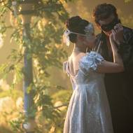 Ústřední dvojice: Benedict Bridgerton (Luke Thompson) a Sophie Baeková (Yerin Haová), pár, který svede dohromady maškarní ples.