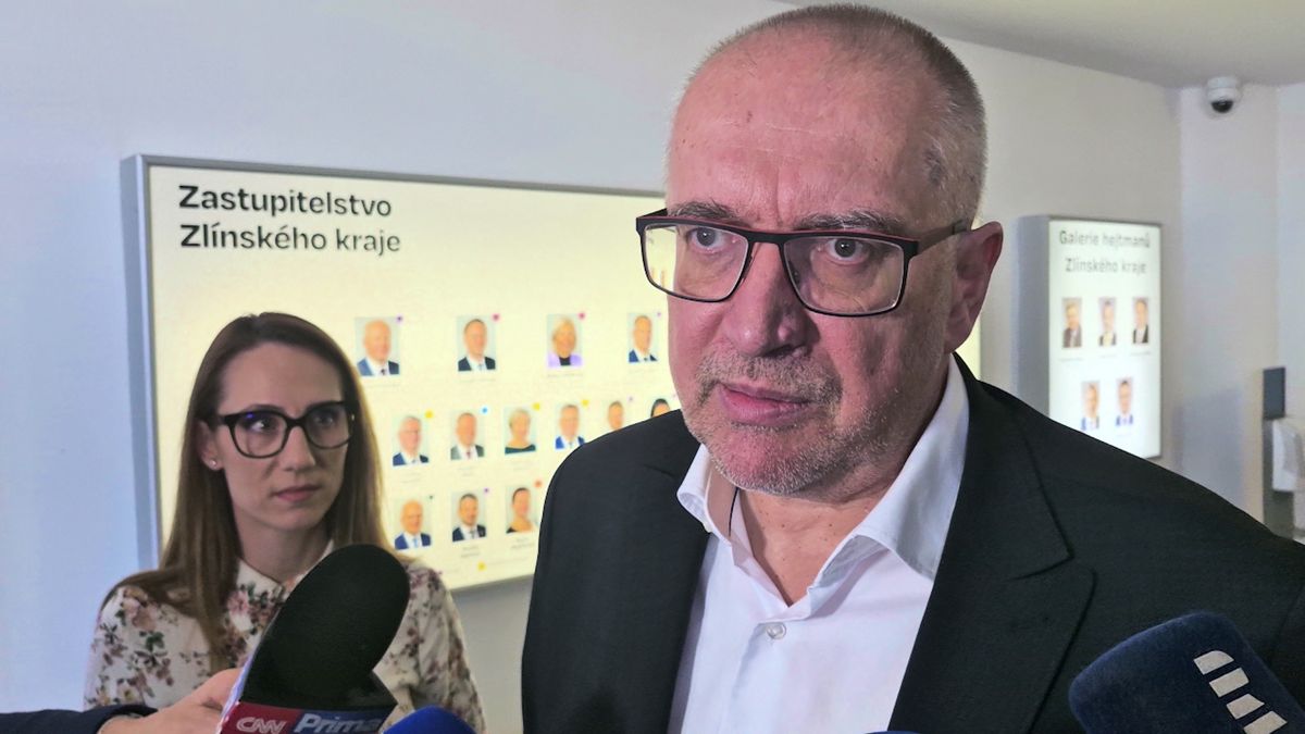 Přidali jsme místa na školách, chlubí se politici. O peníze na udržení Bek stále nepožádal
