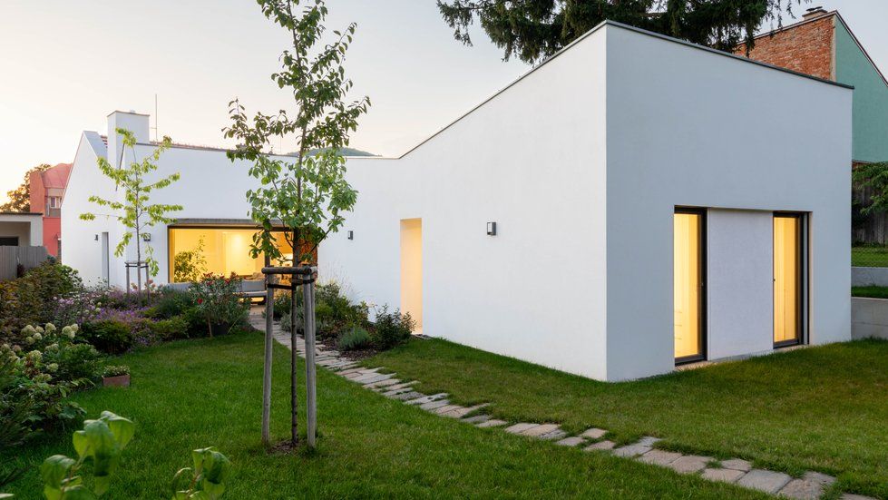 Podlouhlý úzký pozemek architekti využili na maximum. Rodinný dům na něm dobře zapadá