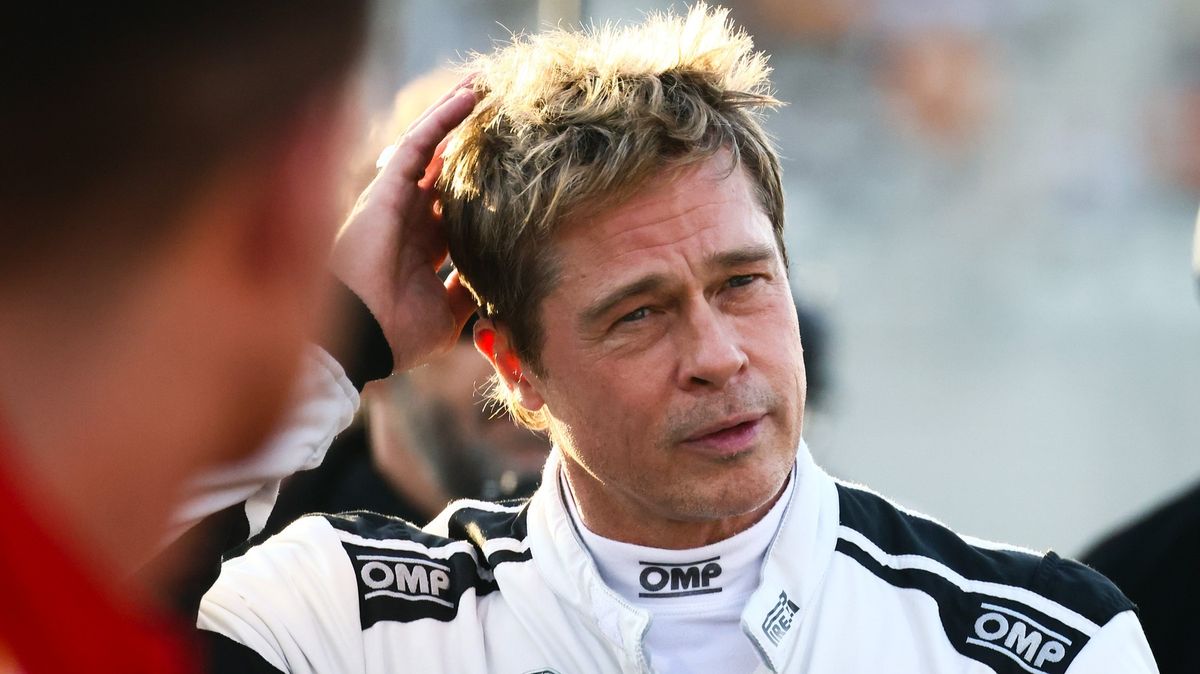 Brad Pitt za volantem monopostu. Film F1 natáčel na skutečném okruhu Grand Prix