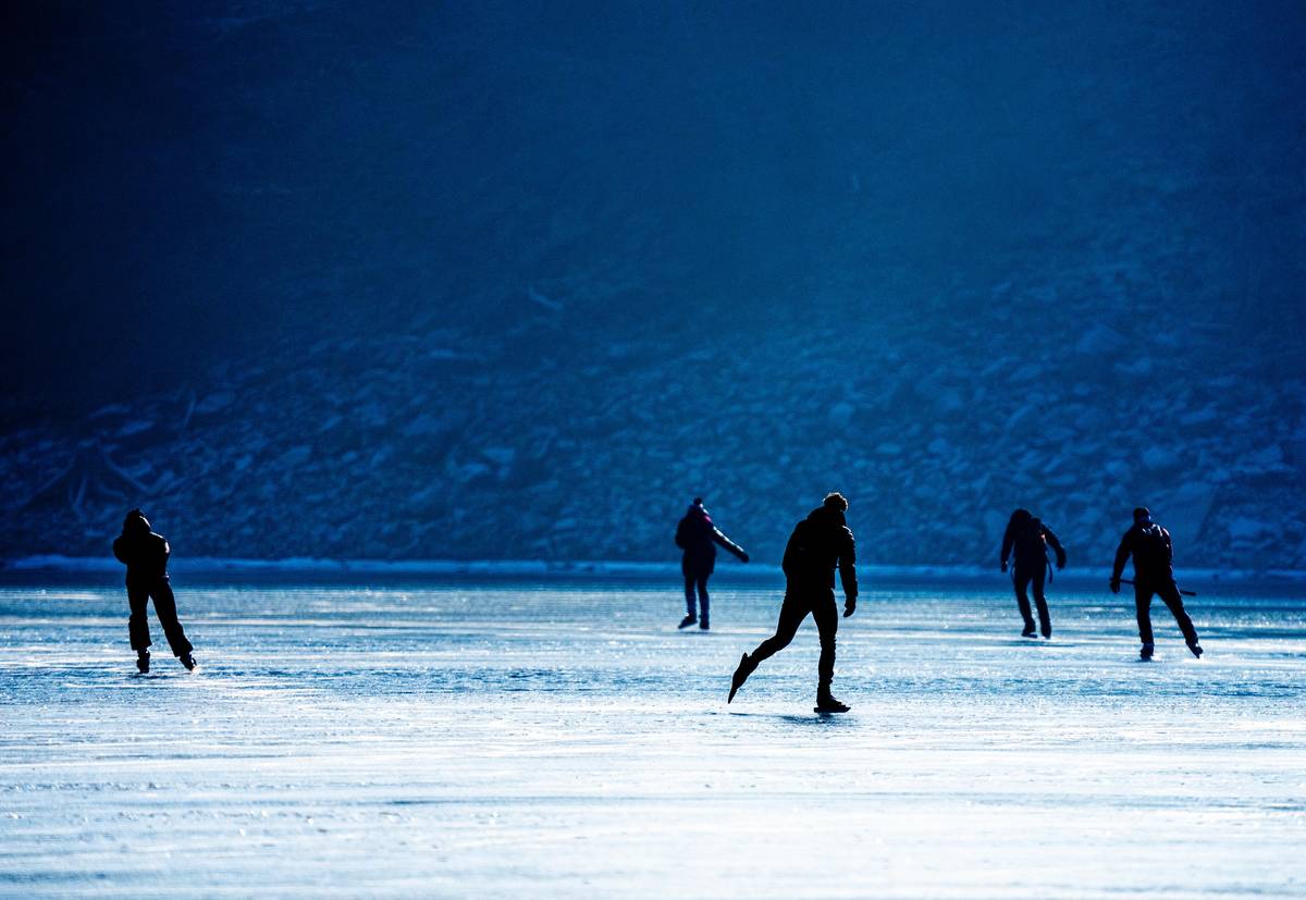 Na vodní nádrž Orlík vyrazili bruslaři už brzy ráno, jakmile se rozednilo, aby využili mrazivých nočních teplot, které led zpevnily.