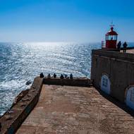 V pevnosti, na níž se tyčí maják, se návštěvníci mohou dozvědět o geologických jevech způsobujících vznik rekordních vln a prohlédnout si prkna těch nejlepších surfařů.