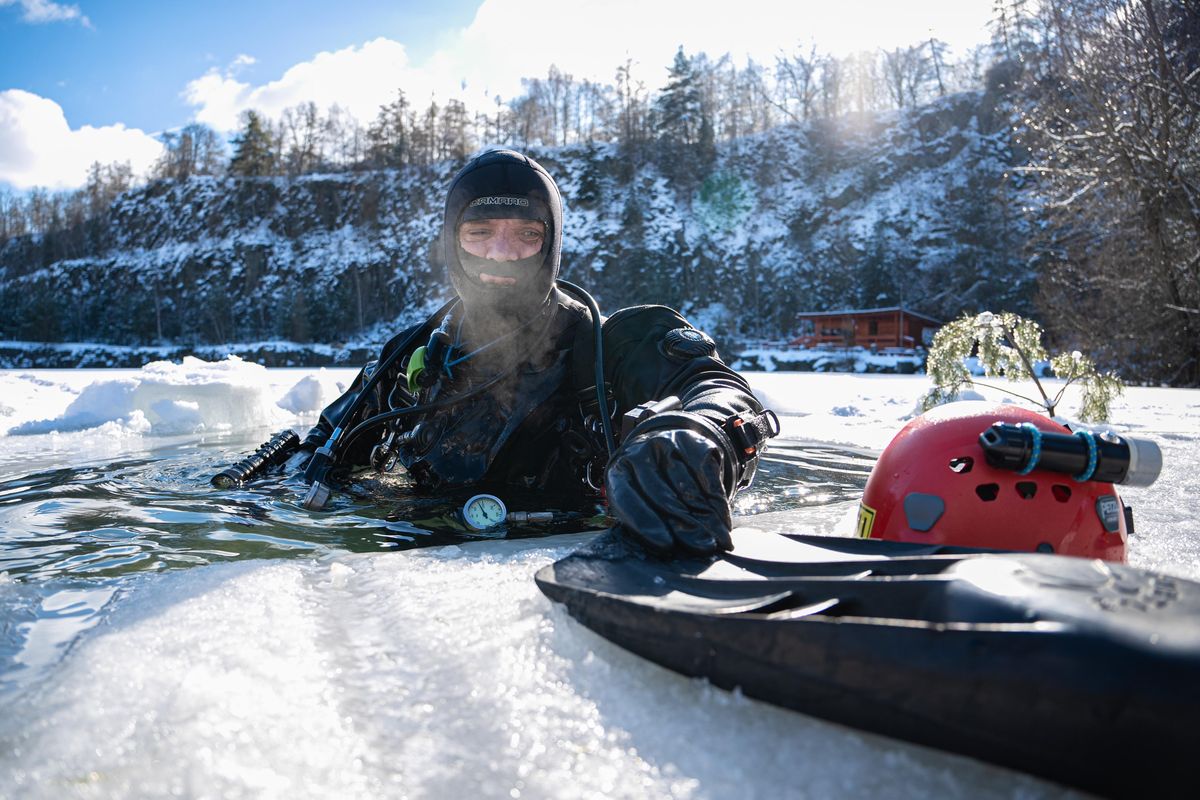 Muž se šel na Brněnsku potápět pod led a už se nevynořil, do akce půjdou policejní potápěči