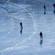 Jedna ze základních bezpečnostních pouček dálkového bruslení říká, že se na led lidé nemají vydávat sami, ale ve skupině minimálně tří lidí. Osamělému bruslaři totiž v případě nouze nemá kdo pomoci. Lidé ve skupinách by na sebe stále měli vidět a být od sebe jen tak daleko, aby mohli rychle zasáhnout.