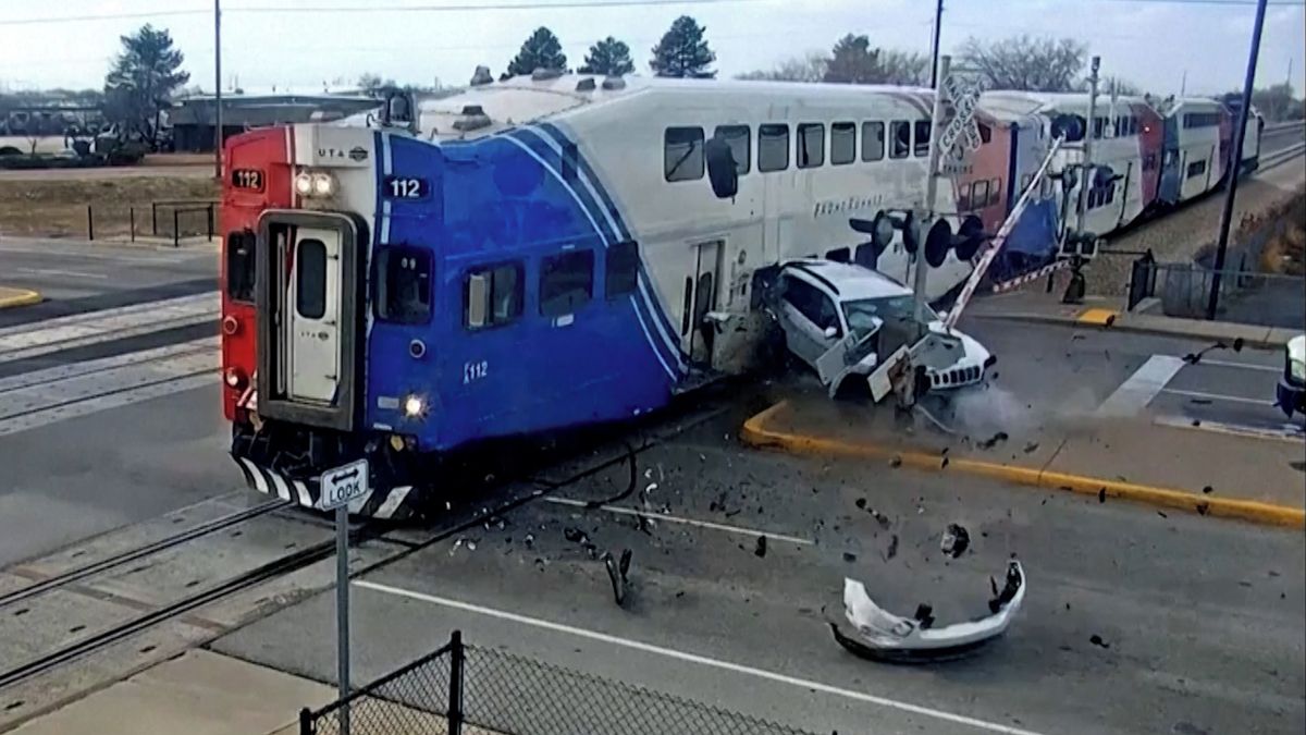 Nedobrzdil a strčil auto před sebou do kolejí. Kamera v USA natočila, jak ho smetl vlak