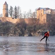 Bruslení pod kulisami hradu Zvíkov. Někdo se jezdí kochat zimní krajinou a okolím, jiný sbírá najeté kilometry.