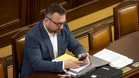 „Volte nás a půjdete dříve do důchodu.“ Strany se před volbami předhánějí ve slibech