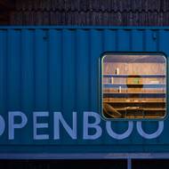 Do stěn kontejnerů jsou proříznuté otvory se zaoblenými rohy, které jsou jasným odkazem k vlakovým oknům.