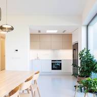 Kuchyň je menší, ale plně funkční. 