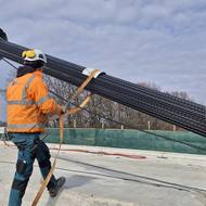 Stavba lanového mostu v rámci obchvatu pardubic na silnici č. 36 na snímku z 2. dubna 2025.