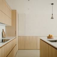 Kuchyň působí minimalisticky a nadčasově.