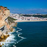 Jižně od majáku se nachází poklidná hlavní pláž Nazaré (na snímu).