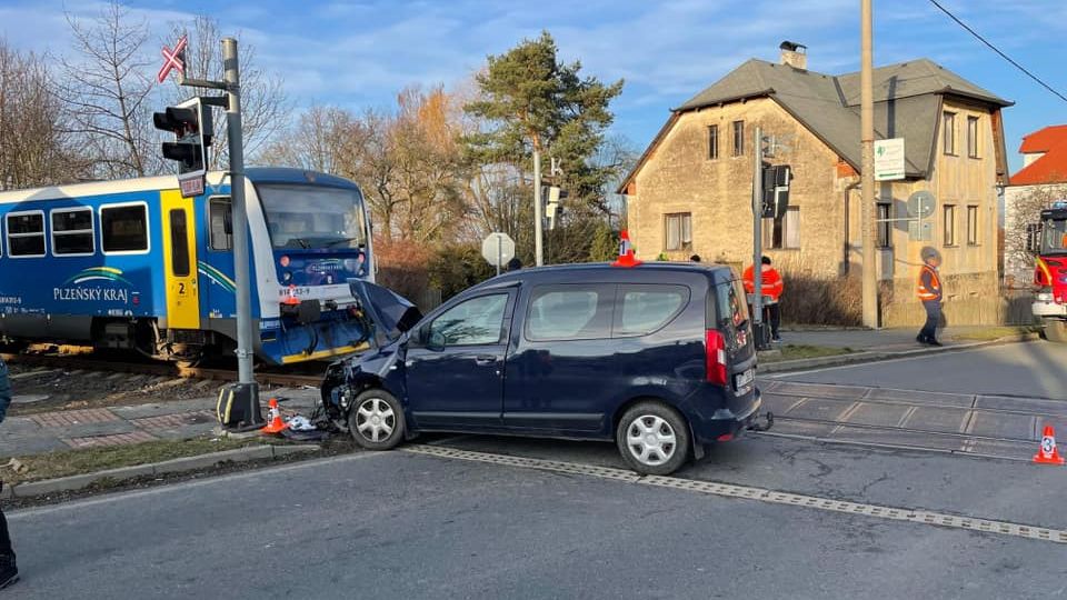 Vlak na přejezdu na Opavsku srazil auto. Dva vážně zranění