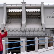 Hráz nádrže je vysoká 26 metrů a dlouhá 296 metrů.  