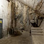 Místo v podzemí, kde je vidět skála, do které je kaverna vylámána.