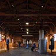 Místo jako stvořené pro pořádání kulturních akcí. Prostoru kromě vystavovaných děl dominuje krb, který je opláštěný ocelovým plechem se zaoblenými hranami. 