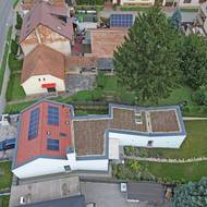 Pohled z výšky dobře ilustruje  tvar domu.