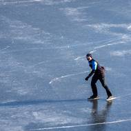Dálkoví bruslaři se řídí nejen očima, ale i sluchem. Čím vyšší tón vydává jízda okolních bruslařů, tím je led tenčí. Říká se, že takový led intenzivně kvílí. Naopak zvuky, které připomínají hluboké zvonivé výstřely, ničemu nevadí, vznikají v tlusté vrstvě ledu pouze praskliny způsobené roztahováním a smršťováním ledu při změnách teploty. Nebezpečná situace nastává tehdy, kdy se kolem bruslí začnou objevovat pavučiny a led šustivě praská. Znamená to, že je hraničně tenký.