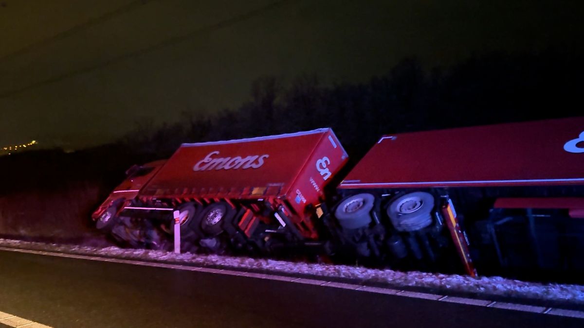 Ledovka udeřila, na D5 havarovalo několik kamionů